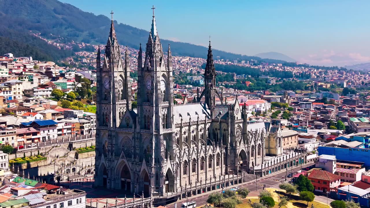 Toma aérea de la Basílica del Voto Nacional después de colorizarla
